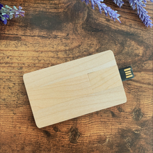 Lade das Bild in den Galerie-Viewer, Personalised Wooden USB Credit Card  4GB - 64GB
